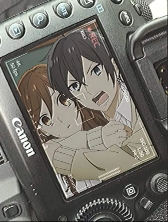 Kyoko dan Izumi: Pasangan yang manis dan relatable Visual utama anime Horimiya yang menampilkan Kyoko Hori dan Izumi Miyamura