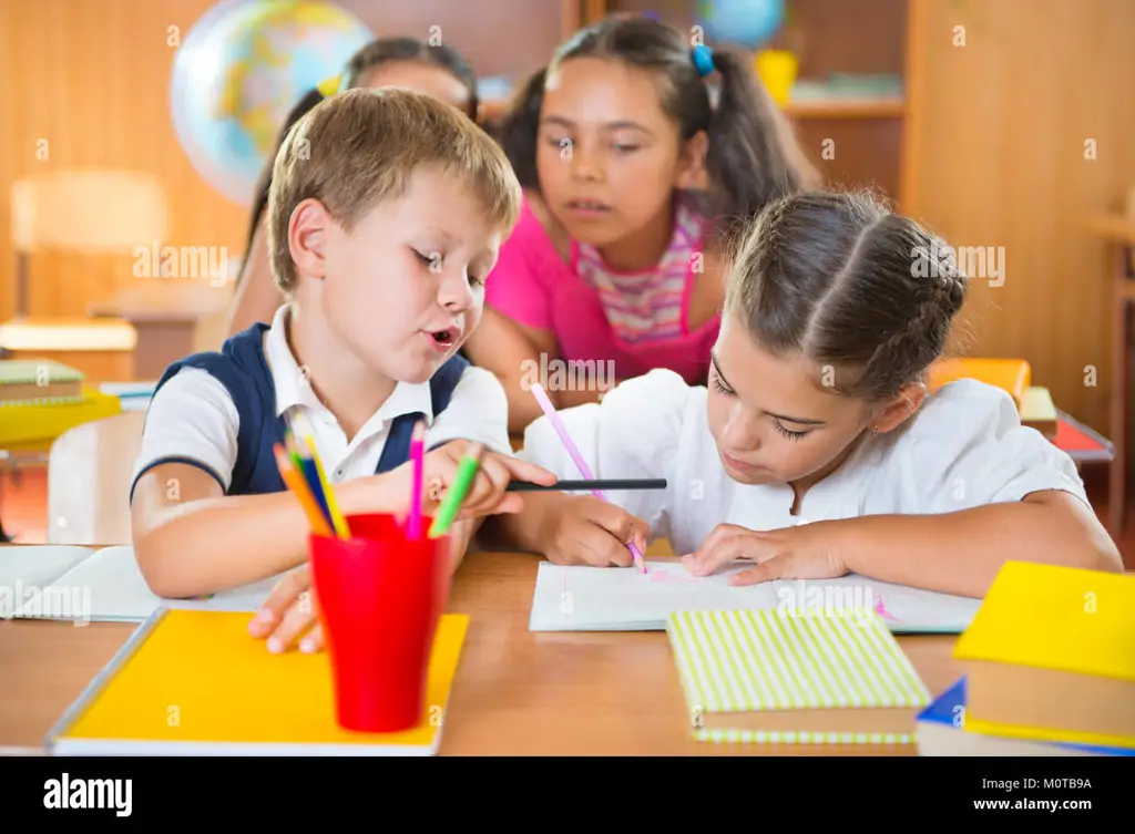 Kehidupan sekolah yang menyenangkan Gambar siswa SMA yang bahagia sedang beraktivitas di sekolah