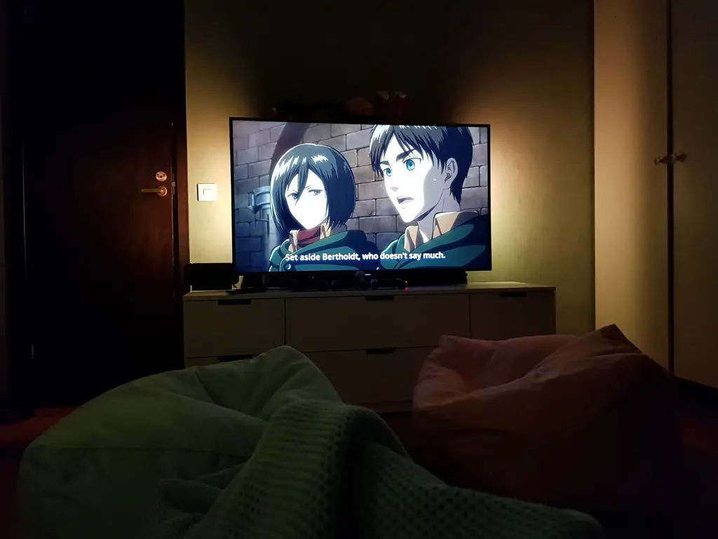 Menikmati Anime Bersama Ilustrasi karakter anime menonton televisi
