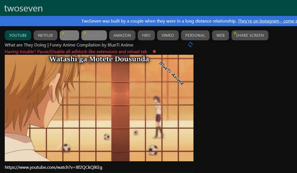 Menikmati anime shonen romantis bersama teman Menonton anime bersama