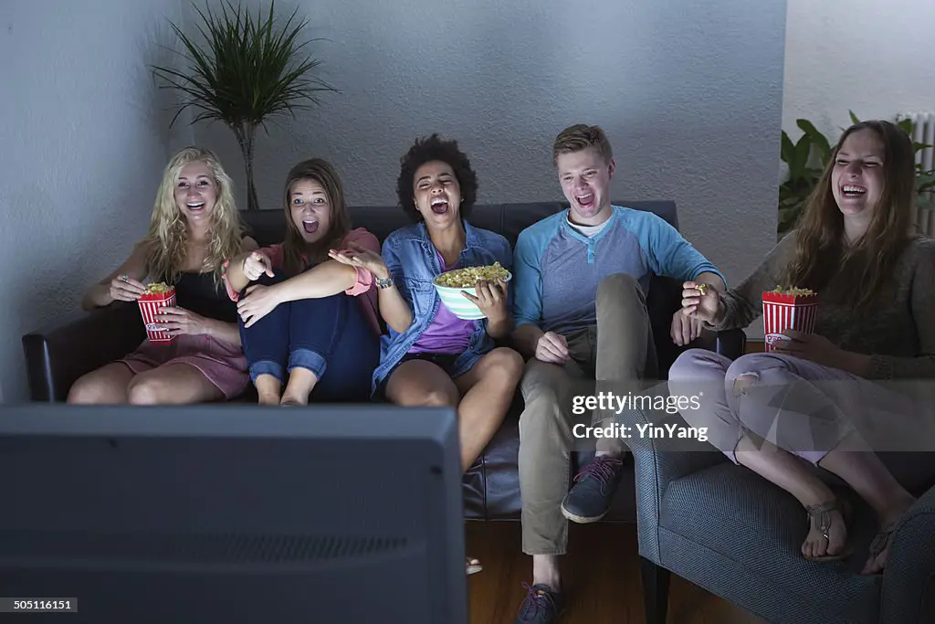 Menonton Anime Bersama Teman Sekelompok teman menonton anime bersama